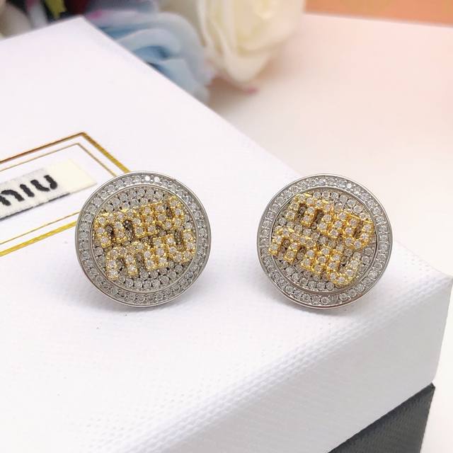 编号Med0010 缪缪圆形耳钉镶钻Logo金色