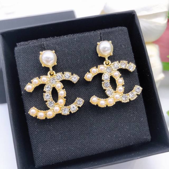 编号Xed0315 Chanel 原单新品 小香双C边钻边珍珠耳钉 高端品质，专柜1:1开模，专柜原版同黄铜材质！高级925银针防过敏处理，Cnc工艺，细节无可