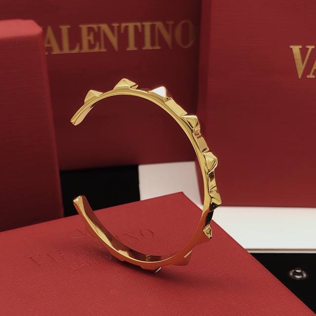 编号Vsz0015 Valenti*O最新款柳钉手镯 一致Zp黄铜材质