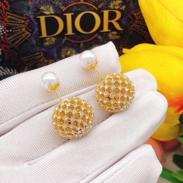 编号Ded0585 Dior 新款Cd圆形大小网球镶钻镂空耳钉 复古风格时尚造型设计很漂亮专柜材质 专柜新款上市 美得不要不要的 唯美 浪漫 人手必备款 火爆小