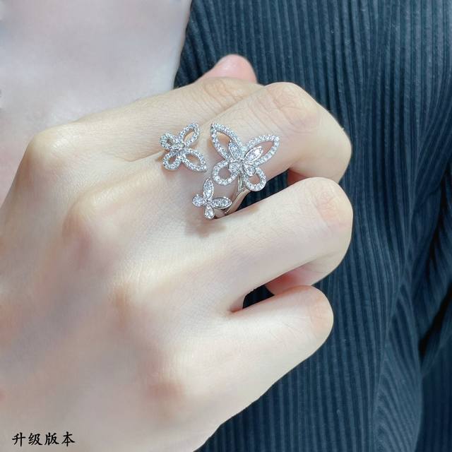 此款调价 升级版本 925 开口微调 码数：5678。格拉夫三只蝴蝶戒指高级珠宝作品 线条灵动的蝴蝶结或环绕指间、或在颈窝处闪耀、亦或在耳畔划出完美弧度，以大胆