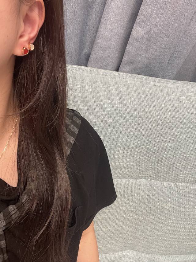 V金材质，萧邦心形贝壳耳钉，现货 我的爱藏于心 却形于色高品质 K金工艺 秒杀全网最高性价比 热卖 颜色 赞 点缀闪闪锆石媲美K金质感时尚 高贵气质