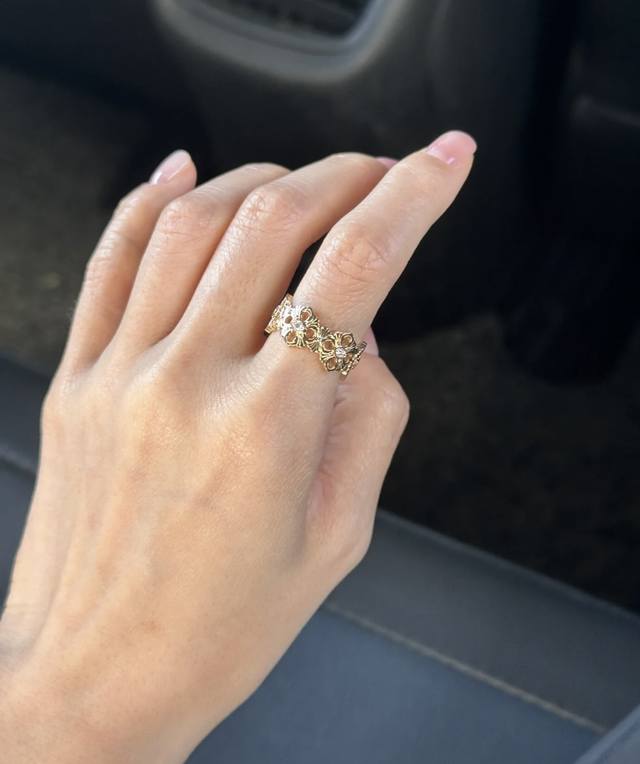 V金材质 码数5678 布契拉提歌剧院小雏菊戒指现货 我的爱藏于心 却形于色高品质 K金工艺 秒杀全网最高性价比 热卖 颜色 赞 点缀闪闪锆石媲美K金质感时尚