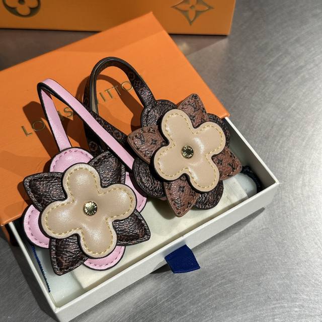 My Monogram Layers 包饰拼合 Monogram 帆布和细腻牛皮革，以相互交叠的 Monogram 花卉彰显品牌创意巧思。纤细皮革饰带实现便捷悬