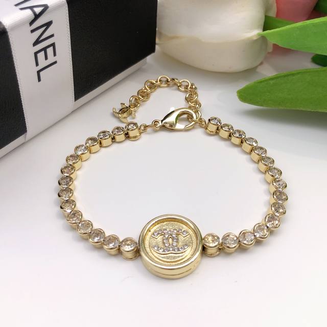 编号Xsl0024 香奈儿Chanel 原单新品 小香双C镶钻手链 高端品质，专柜1:1开模，专柜原版同黄铜材质！高级925银针防过敏处理，Cnc工艺，细节无可