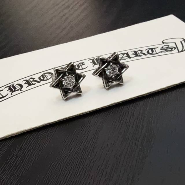 新款 专柜品质 Chrome Hearts 克罗心十字架耳钉 进口电镀工艺 精工 ～正品开模潮流时尚必备 男女均可佩戴 情侣款同款 摇滚朋克泰银风格 复古元素