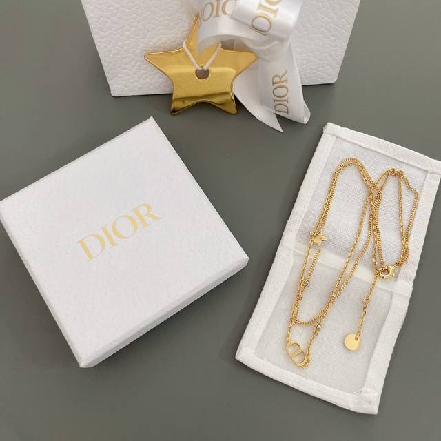 高品质 细节如图 D双层Cd星项链 一定要买它！这款真的美出一个新高度，不张扬又足够耀眼，百搭不抢眼又在细节上设计美丽的，简洁有力，经典不败，双层的设计，一条解