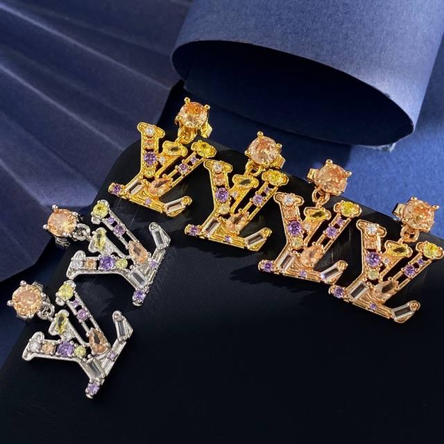 Lu92 Lv 路易威登轻奢时尚四爪圆钻吊锆石彩钻Lv字母吊坠耳钉 黄铜材质 金银玫3个色 重约8G 总高约2.5Cm Lv字母约1.76*1.68Cm*0.3