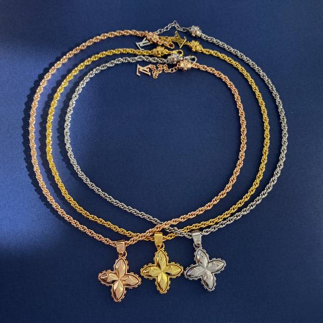 Lu92 Lv 路易威登经典光面菱形花吊坠侧边镶钻镶土黄色钻项链 黄铜材质 金银玫3个色 重约39.5G 项链约长50Cm+5Cm+1.5Cm尾牌 吊坠约4.1