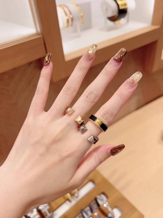 我们出品 Zp4100，量大咨询客Fu Omaillon H开口柳丁戒指 O’Maillon系列的灵感源自经典“Chaine D‘Ancre”设计与相同皮革图案