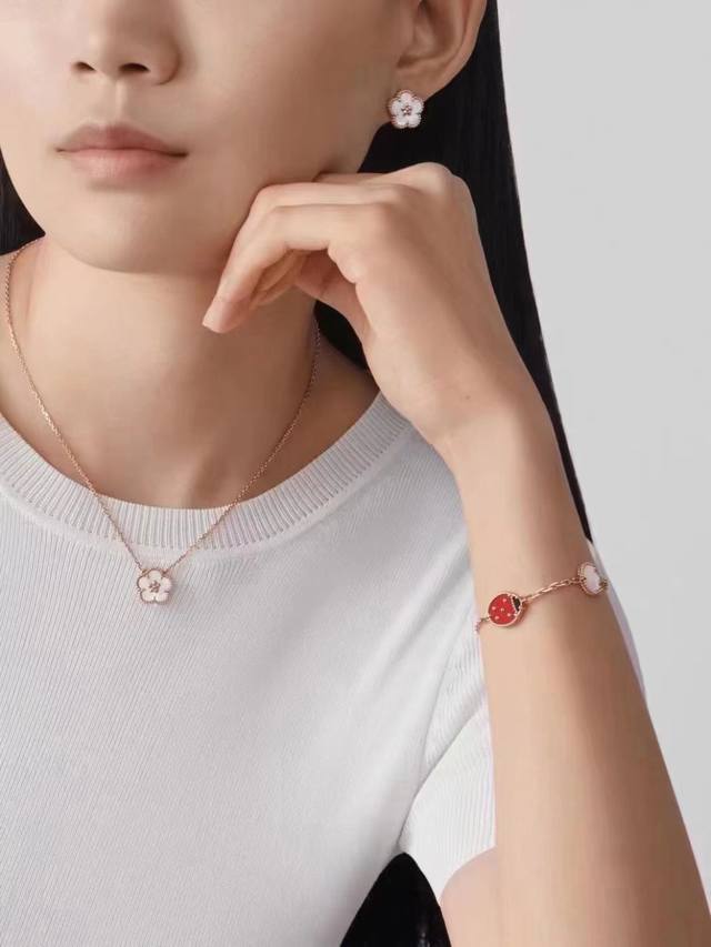我们出品 梅花项链，可订做18K真金真钻版，量大价询客Fu Lucky S批Ring系列以瓢虫和花卉主题图案，致敬梵克雅宝所珍视的主题 万物复苏的春季。此系列作