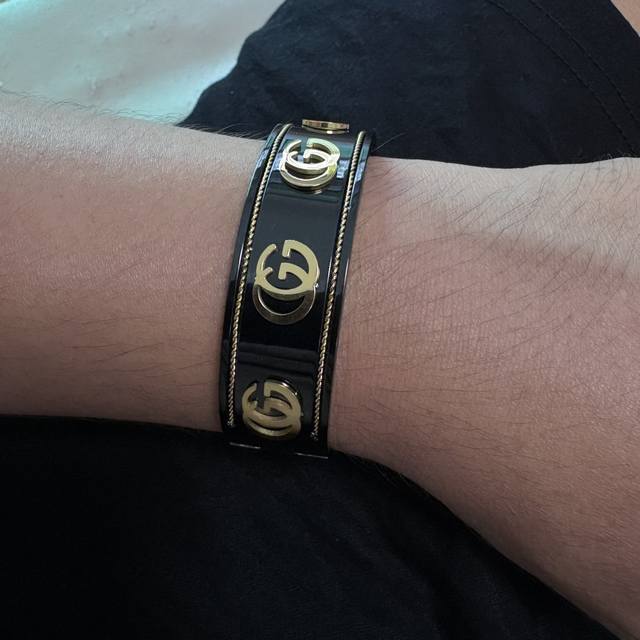 新款古驰Gucci双G炭黑宽版情侣中性款手镯超重工Bling Bling，颜色搭配得非常好高级感 女神气质高端 精钢材质不过敏不褪色。一比一精美工艺，经典至极的