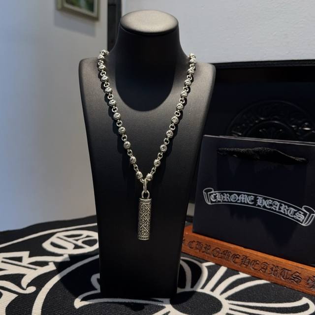 新款 专柜品质 Chrome Hearts克罗心经典复古藤蔓爱心项链 童军花圆柱吊坠 凹凸造型不同的花纹设计风格 呈现出与众不同 十字架 童军花是克罗心的志 所