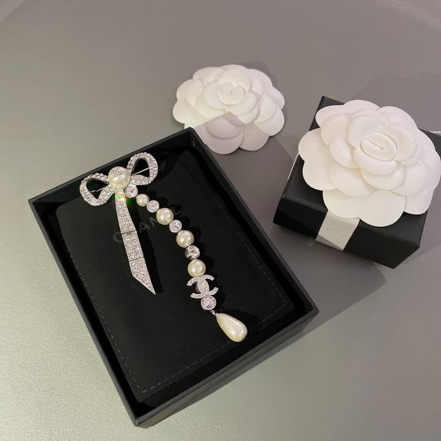 我们出品 香蝴蝶结胸针 ，太美太美了，一定要入！这简直就是神仙设计单品！蝴蝶结的款式带有几分温柔甜美，非常能够凸显气质，再加上水滴珍珠钻的点缀，下摆每一节都是可