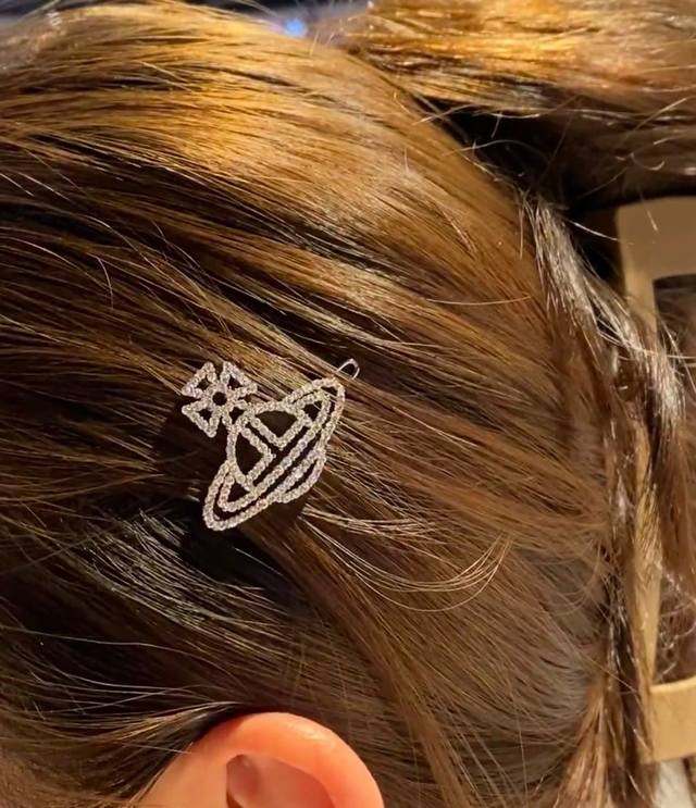 我们出品 Z1590，量大咨询客Fu！ Vivienne Westwood 宝宝，什么是快乐星球，来，这就是快乐星球！绝美满钻小土星发夹，金色，银色两个颜色！重