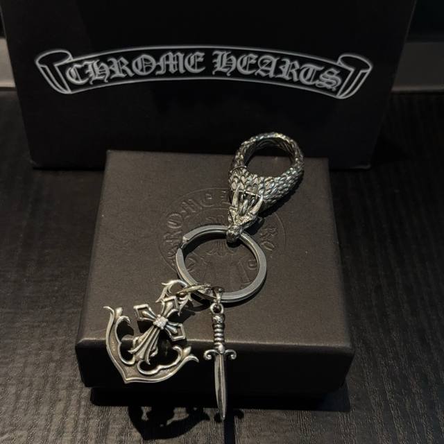 Chrome Hearts 克罗心十字架爱钥匙扣 大龙虾扣 雕刻工艺 精工品质 纯手工打造 ～正品开模潮流时尚必备 男女均可佩戴 情侣款同款 摇滚朋克泰银风格