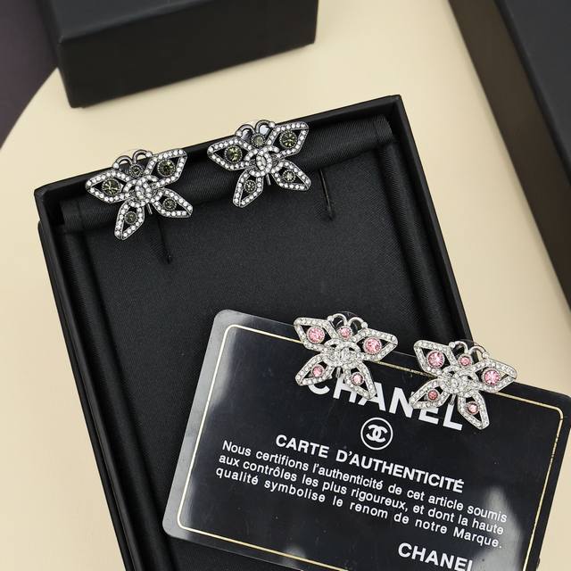 Chanel25A蝴蝶耳钉 美晕了蝴蝶系列真的美晕我 银色搭配粉钻 把蝴蝶彰显的好精致 尽显高贵