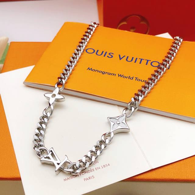 编号Lxl0235 Lv*最新款银色光面项链 一致Z批黄铜材质