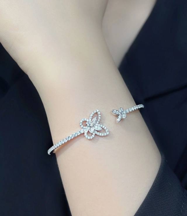 我们出品 Z86500，量大咨询客Fu 彩宝系列-万能百搭手镯 17手寸，通体925纯银行业标杆工艺独家行业标杆新技术电镀优金电镀，保色度做到目前市面最优！！独