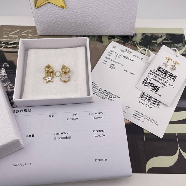 我们出品 D Cd吊白贝星草耳钉 Z 4400！量大咨询客Fu25新款系列！一定要买满满的高级感！！第一眼看上去它是个爆款！Cd+四叶草，Cd+四叶草！星星跟四