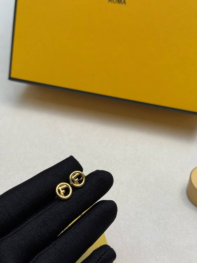 新款 Fendi 芬迪 迷你Logo耳钉 高端定制 爆款新款 简单大方 华丽登场 ，很难见到如此熟悉 精致手链 非常适合日常搭配，宝宝们，这个绝对值得入黄铜材质