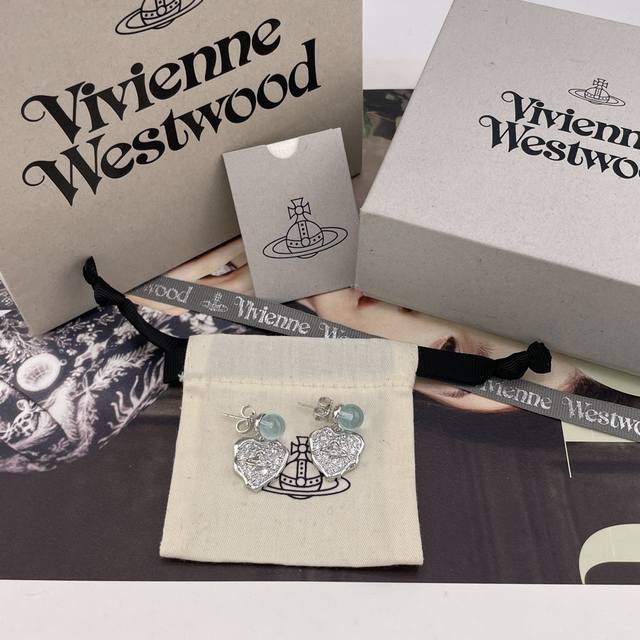 我们出品 Viviennewestwood 宝宝，什么是快乐星球，来，这就是快乐星球！绝美蓝珠吊满钻爱心土星耳钉，超级Bling，高级清冷感，闭眼冲！重磅推荐，
