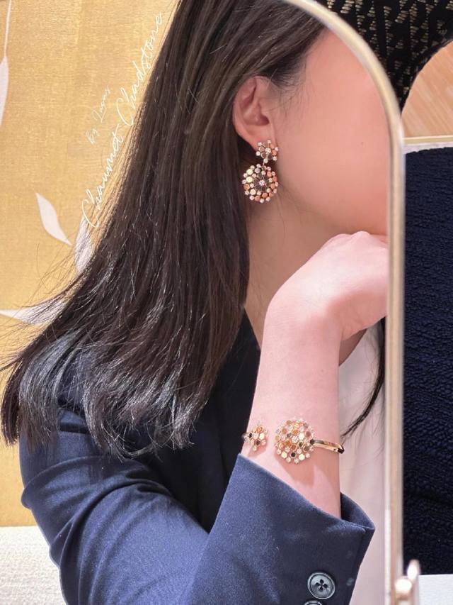 我们出品 Bee My Love爱 巢系列玫瑰金耳环，可订做18K真金真钻版，只做对版真金货，价询客Fu Bee My Love爱 巢系列玫瑰金耳环，镶嵌明亮式