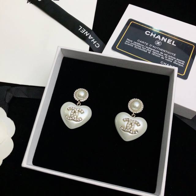 Chanel香奈儿 耳钉 小香珍珠耳环热销款 市面最高版本！专柜1:1款式开模 专柜原版、香奈儿耳钉女神必备 超级显脸瘦