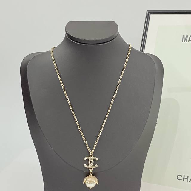 编码N749 香奈儿项链热销款爆上新 Chan 23K粉色花朵双C项链 金色和粉色交织而成的花朵形状，温柔气质，宛如花朵般美丽动人。 它展现出可可 香奈儿的设计