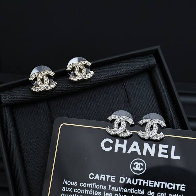 Chanel双C满钻小耳钉 最好看的双C，双C中的天花板 超立体新造型，火爆了全网， Vintage即视感，香香女孩必买款， 上身真的好抢镜，可甜可