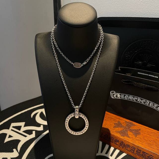 抖音 快手 Ins 小红书 直播热门 ，新款 专柜品质 Chrome Hearts克罗心经典项链 ，圆环吊坠，凹凸造型不同的花纹设计风格 呈现出与众不同 十字架