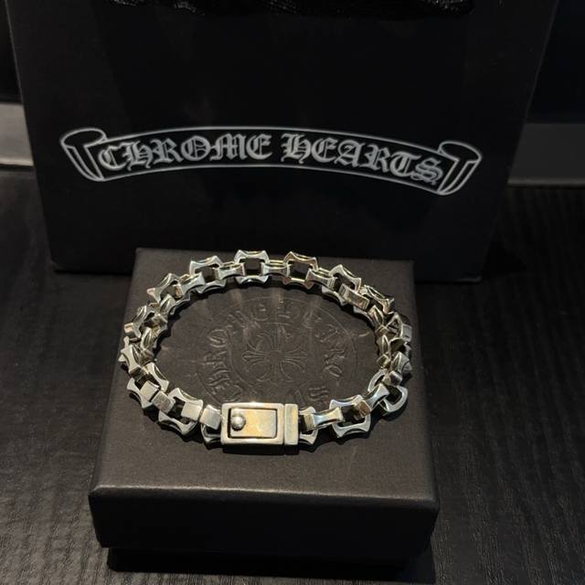 新款 专柜品质 Chrome Hearts克罗心手链 ，凹凸造型不同的花纹设计风格呈现出与众不同 十字架童军花是克罗心的标志 所以更经久不衰 正品打版Chrom