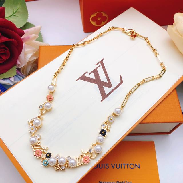 编号Lxl0257 Lv*最新款粉色花朵项链 一致Zp黄铜材质