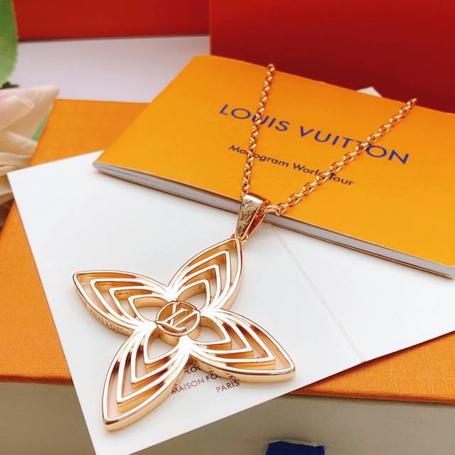 编号Lxl0262 Lv*最新款玫瑰金菱形光面镂空项链 一致Zp黄铜材质