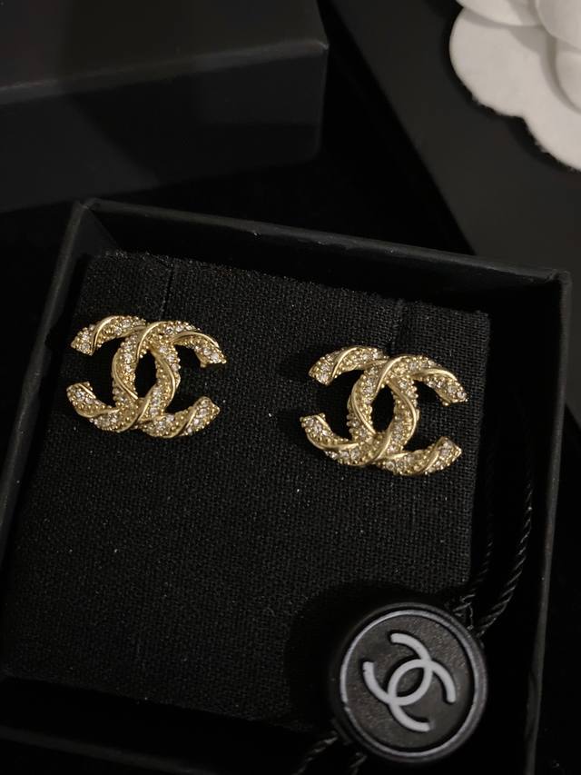Ch Nel 麻花纹镶钻金色耳钉 Zg一比一材质 精工之作 Zp黄铜材质 S925银针 非常名媛范 这款也是超级百搭 扭纹设计更加灵气 点缀钻石非常显气质 比例