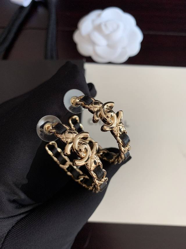 Ch*Nel 最新款皮穿菱形格耳环 一致Zp材质