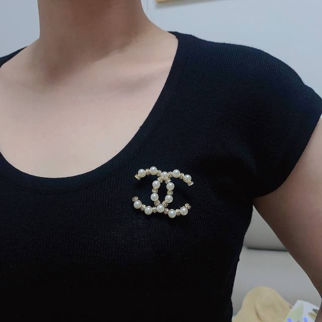 Chanel小香 最新款高版本珍珠钻香奈儿胸针，是最懂女人的饰物。那些倾注了全部心血去做自己的女人，往往更珍惜胸针的意义。香奈儿女士把胸针别在帽子上，并告诉那些