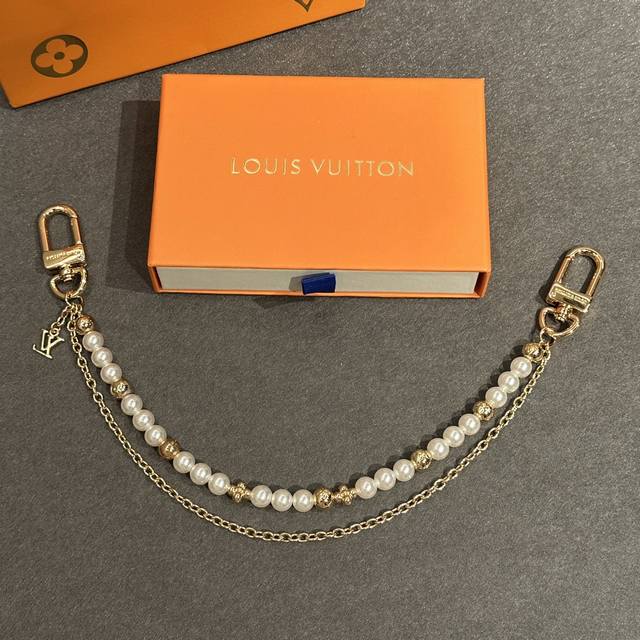 Lv 腰带链以双链设计宣示潮流个性：一条融汇珠饰，并以金属串珠拼写 Vuitton 标识，另一条借链环释放经典韵味。可悬挂于束带圈，为裤装造型点亮瞩目一隅 双链