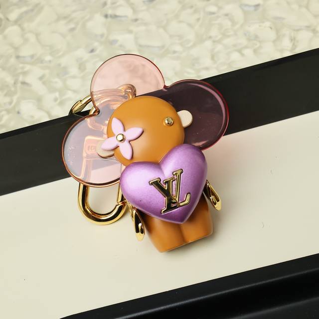 Lv上新啦｜那些可可爱爱的太阳花小挂件！ Vivienne草间弥生～ Vivienne Keycharm 钥匙扣很实用 可以作为： 包包挂饰、车钥匙扣 还有 单