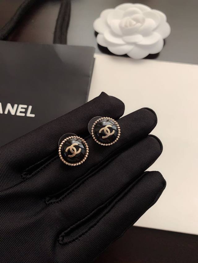 Ch*Nel 爆款圆形黑色耳钉 一致Zp黄铜材质