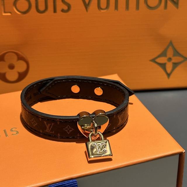 Lock Me In Love 手镯为宽幅Monogram皮革圈环融入耀目金属心形装饰，再将Lv挂锁悬挂其下，以创意笔触歌颂爱恋主题。可单独佩戴或叠戴其他手镯，