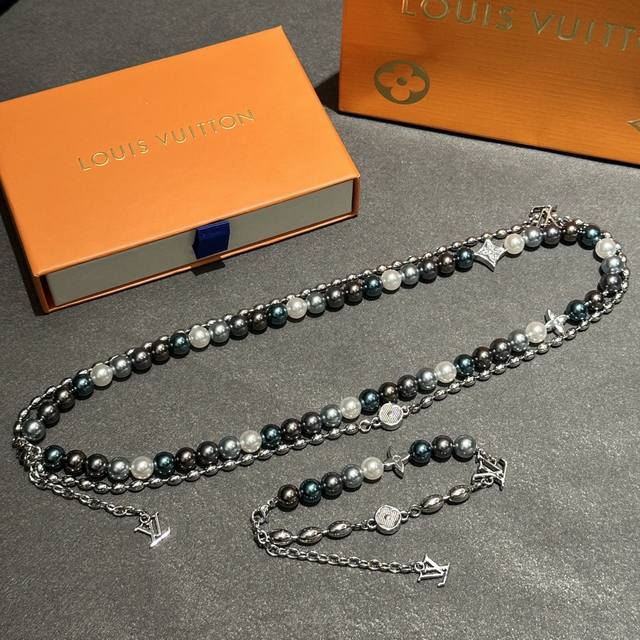 Pearls Fusion 项链 Pearls Fusion 手链以金属串珠和玻璃珠饰营造不对称设计，将 Monogram 花铭纹装饰和 Lv 元素穿插其间，缓