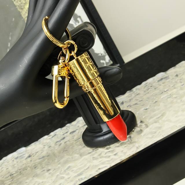 新品M03006 Louis Vuitton 路易威登Lv Lipstick 口红包饰钥匙扣包挂 Lv Lipstick 包饰凝聚艺术总监 Nicolas Gh