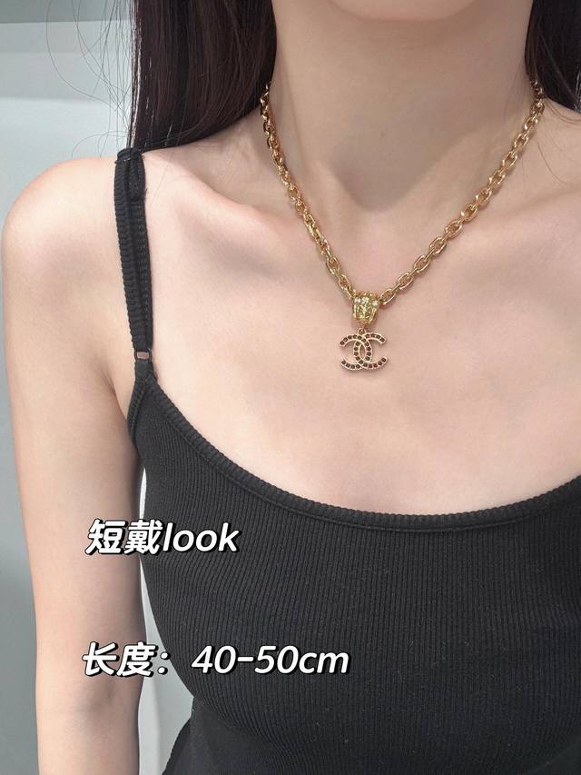 250356 我们出品 预售15号左右出货，Zp8970，量大咨询客Fu 香 25A圆环双C字母琥珀色水钻项链 必入爆款！全网首发现货25A高级手工坊系列复古摩