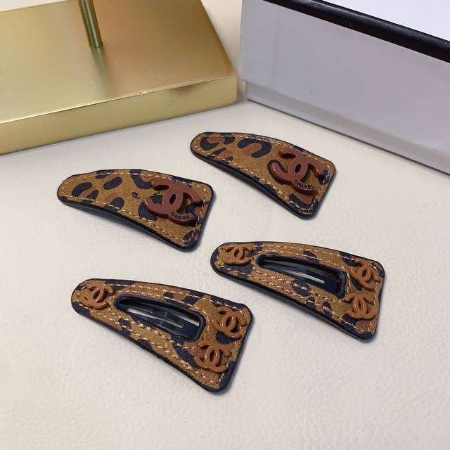Chanel小香 Chanel发夹 豹纹Logo压夹Bb夹边夹日常精致小单品 气质百搭小仙女必入单品 宝藏款 闭眼入推荐款 一对