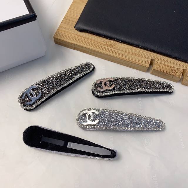 Chanel小香 Chanel发夹 满钻Logo压夹Bb夹边夹日常精致小单品 气质百搭小仙女必入单品 宝藏款 闭眼入推荐款 一对