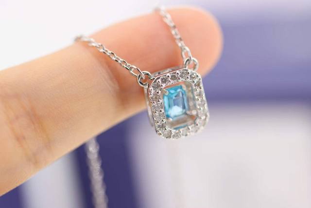 Swarovski 跳动的心 蓝钻方糖 锁骨项链 这款吊坠项链采用耀眼的八角形设计，它将成为您衣橱中最常搭配的新宠P精致的镀铑链托着一颗净透的阶梯式仿水晶，并采