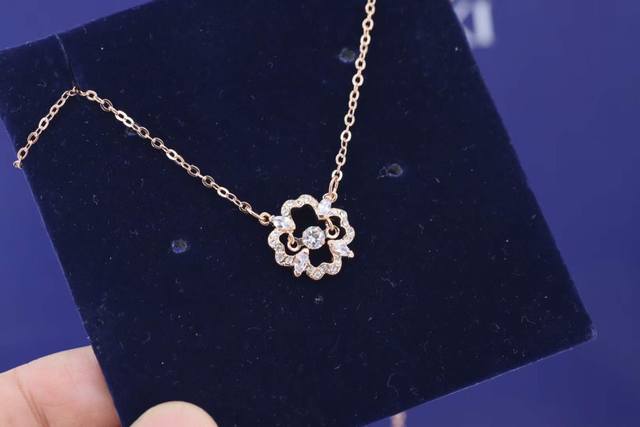 Swarovski 玫瑰金花朵灵动 锁骨项链 花朵造型 甜美清新 添加悦动的心系列元素，像爱你的心永不停歇