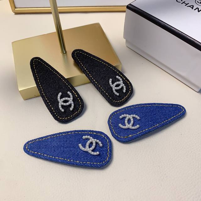 Chanel小香 Chanel发夹 牛仔珍珠Logo压夹Bb夹边夹日常精致小单品 气质百搭小仙女必入单品 宝藏款 闭眼入推荐款 一对P