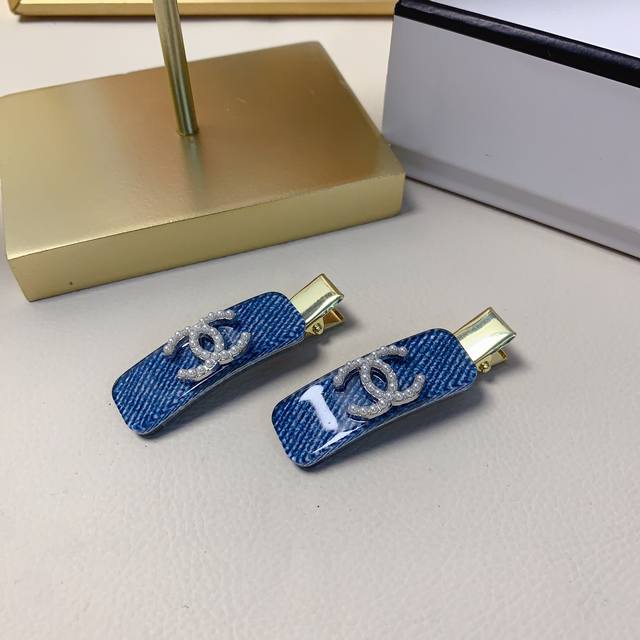 Chanel小香 Chanel发夹 醋酸珍珠Logo压夹边夹日常精致小单品 气质百搭小仙女必入单品 宝藏款 闭眼入推荐款 一对